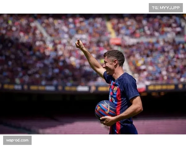 莱万多夫斯基拒绝沙特天价合同 选择降薪留守巴塞罗那